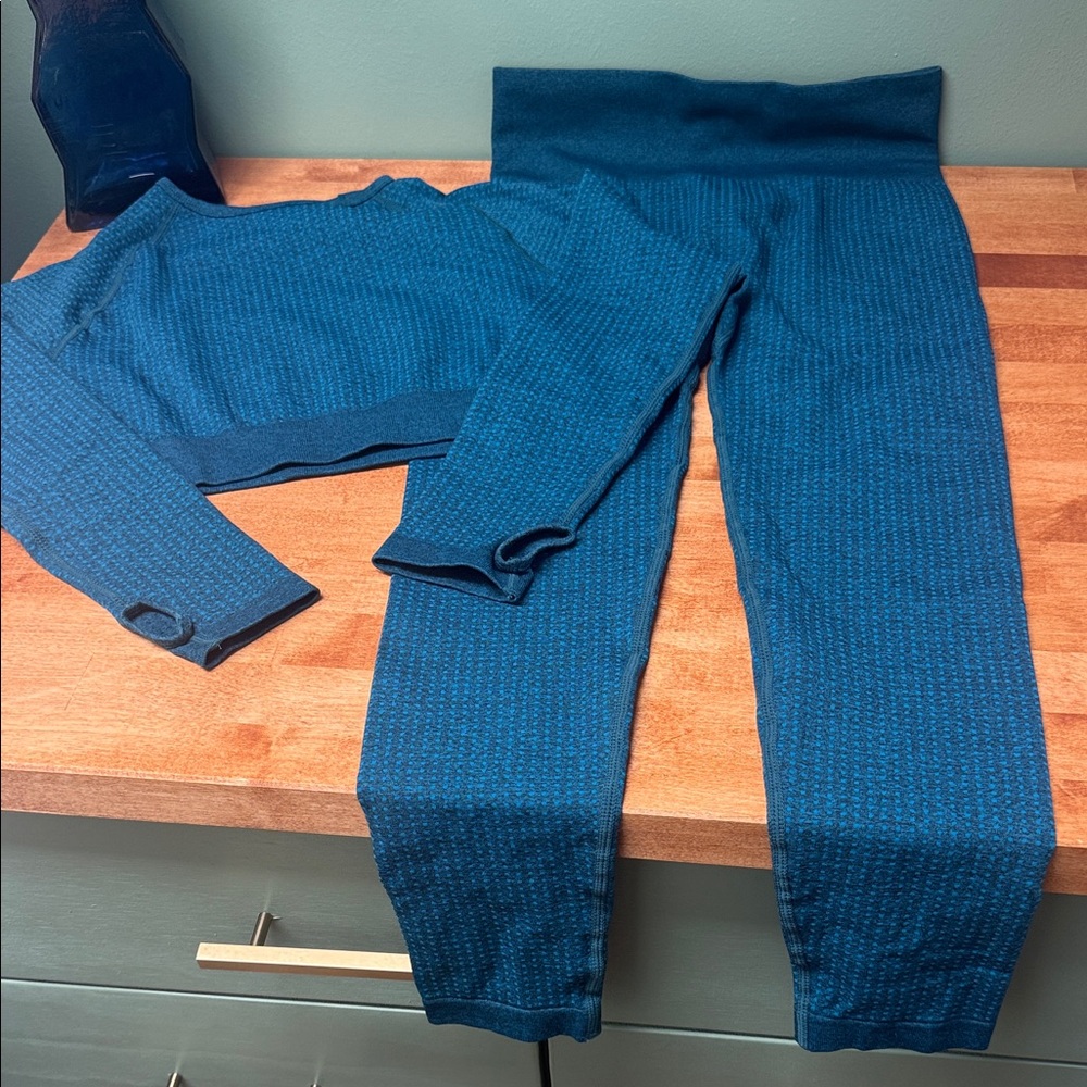 NWOT Women’s size Large- Textured Blue Matching Workout Set